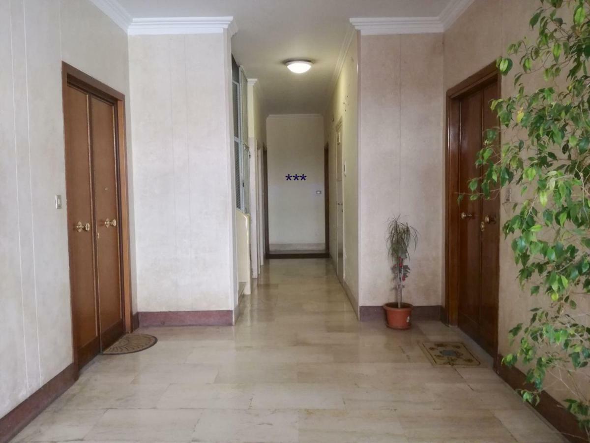 Apartment White Rom